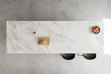 White marble countertop with natural gray veining, highlighting fissure patterns in a modern kitchen setting